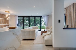 Condo, 2 phòng ngủ, ban công, quang cảnh biển | Phòng khách