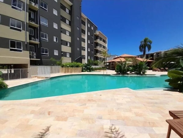 2 piscinas externas