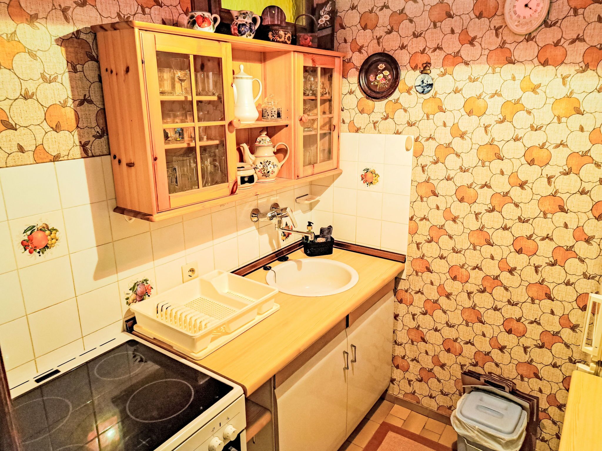 Kühlschrank, Ofen, Kochgeschirr/Geschirr/Besteck