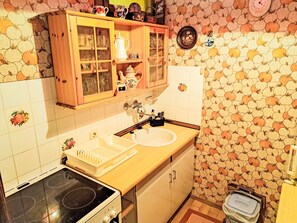 Refrigerador, horno, utensilios de cocina