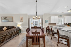 Dining - Myrtlewood | Myrtle Beach Golf Villa | Near beach | Magnolia Pointe 4887-305 (Myrtle Beach)