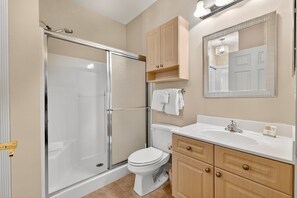 Shower, towels - Relax Close to Beach & Golf at Magnolia Place | LL4878-102 (Myrtle Beach)