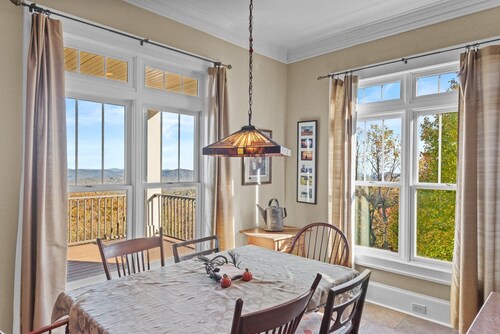 Mountain Lilly - huge views, three ensuites, 10min to Blowing Rock