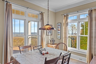 Mountain Lilly - huge views, three ensuites, 10min to Blowing Rock