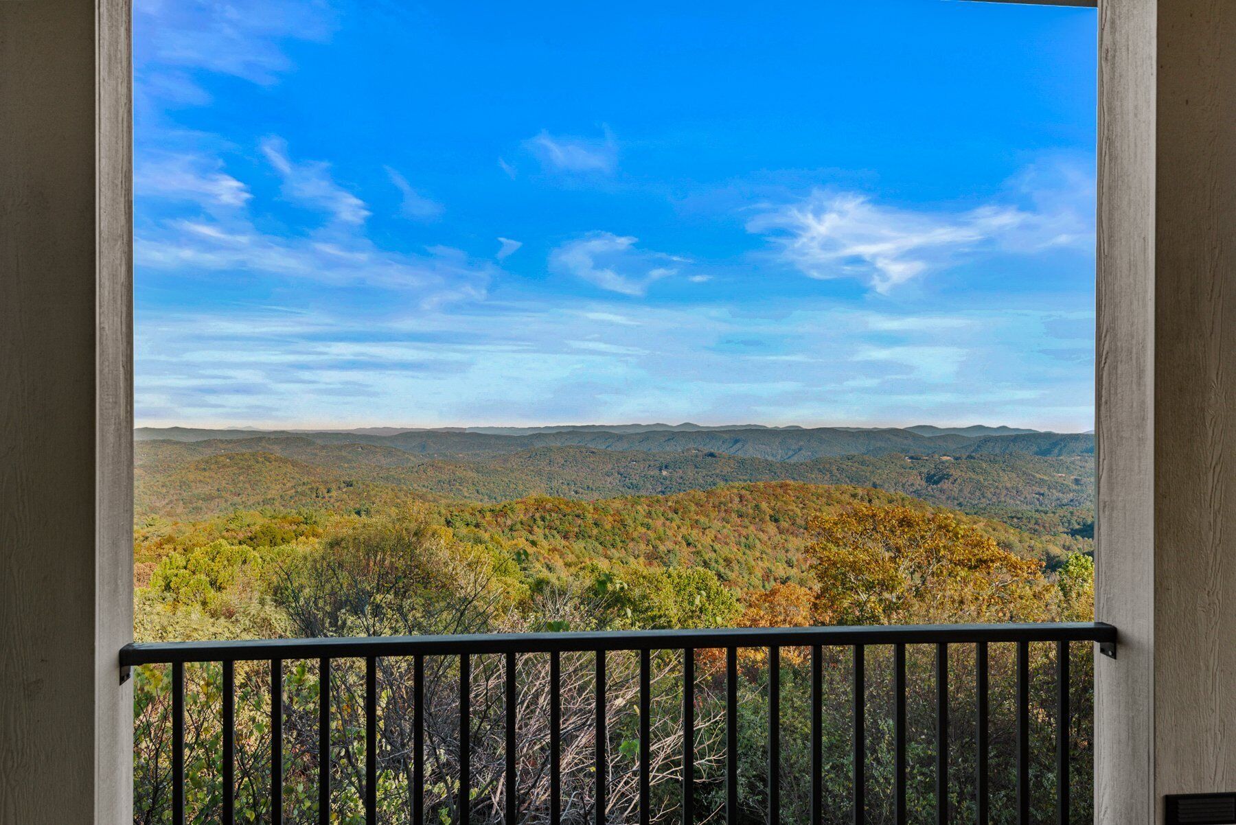 Un balcone con vista su un paesaggio montuoso.