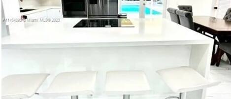 Microondas, horno, placa de cocina y lavavajillas