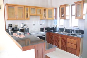 Microondas, horno y placa de cocina