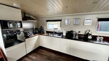 冷蔵庫、電子レンジ、オーブン、コンロ