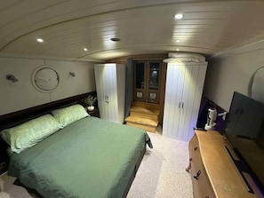 2 bedrooms, iron/ironing board, WiFi, bed sheets - Selene - Luxury Houseboat Experience (Chertsey)