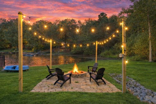 Lakemore by SoCharm | Sleeps 18 | Indoor pickleball