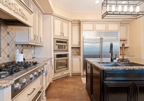 ثلاجة، ميكروويف، فرن، موقد طهي مسطح