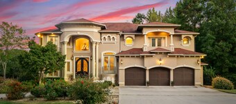 Lakemore by SoCharm | Sleeps 18 | Indoor pickleball