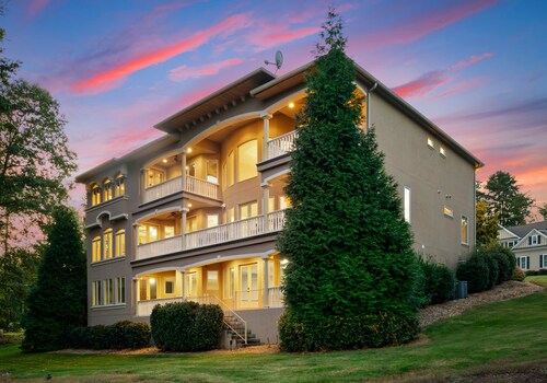 Lakemore by SoCharm | Sleeps 18 | Indoor pickleball