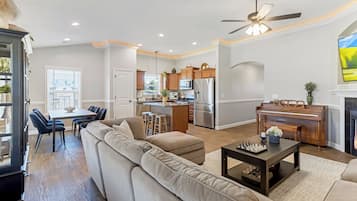 Een smart-tv, tafelvoetbal, een tafeltennistafel en boeken