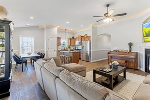 Een smart-tv, tafelvoetbal, een tafeltennistafel en boeken