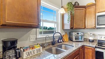 Een koelkast, een magnetron, een oven, een kookplaat