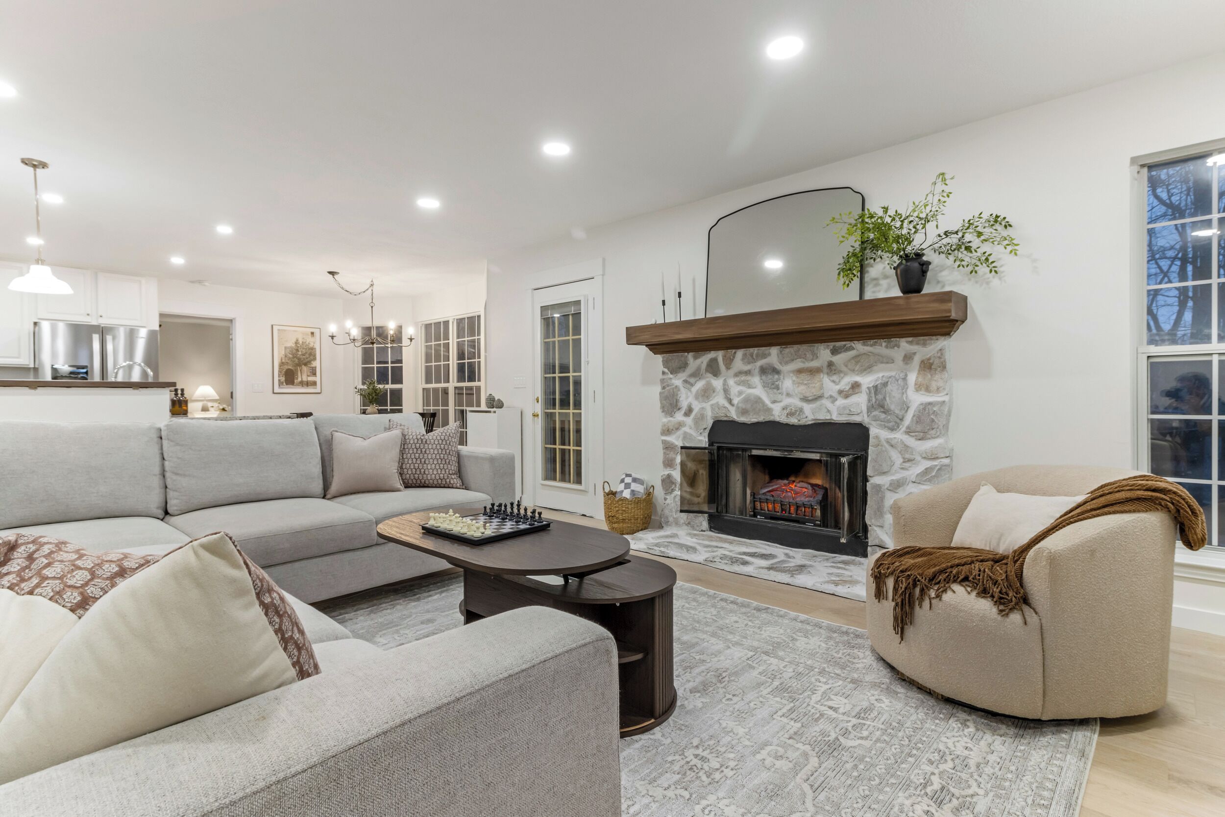 Een smart-tv, tafelvoetbal, een tafeltennistafel en boeken