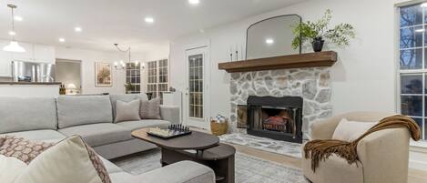 Een smart-tv, tafelvoetbal, een tafeltennistafel en boeken