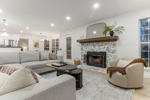 Smart TV, table football, ping pong, books - Sleeps 12 | 2 King beds w/ Gym, Ping-Pong, Arcade, BBS Spartanburg & Greenville (Boiling Springs)