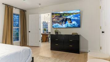 4 bedrooms, desk, iron/ironing board, travel crib