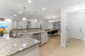 Fridge, microwave, oven, stovetop - Sleeps 12 | 2 King beds w/ Gym, Ping-Pong, Arcade, BBS Spartanburg & Greenville (Boiling Springs)