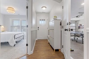 4 slaapkamers, een bureau, een strijkplank/strijkijzer, reisbedje