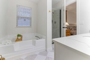 Sèche-cheveux, bidet, serviettes fournies, savon