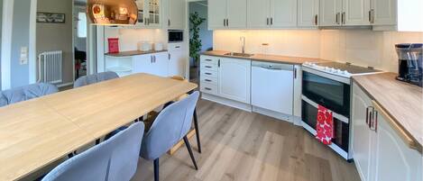 Frigorífico, horno, placa de cocina y lavavajillas