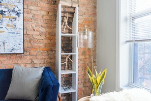 Classic Apartment, 1 Queen Bed | Living area