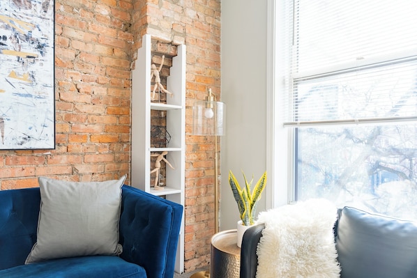 Classic Apartment, 1 Queen Bed | Living area