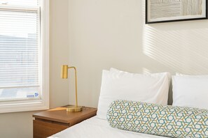 Escritorio, tabla de planchar con plancha y wifi gratis 