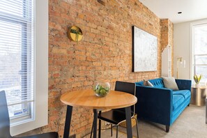 Classic Apartment, 1 Queen Bed | Living area