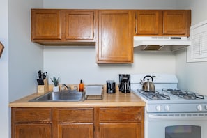 Classic Apartment, 1 Queen Bed | Private kitchen
