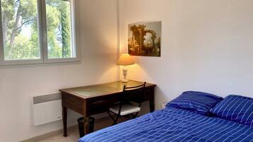 4 bedrooms, iron/ironing board, free WiFi, bed sheets
