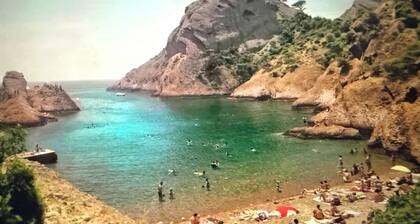 Modern villa with sea and hill views at the gateway to the Calanques