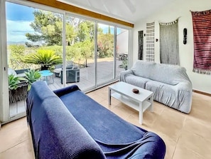 Smart TV, DVD player, books, stereo