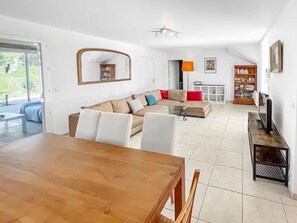 智能電視、DVD 播放機、書籍、音響