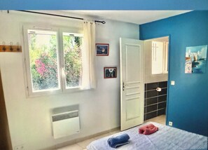 4 makuuhuonetta, työpöytä, silitysrauta/-lauta, ilmainen Wi-Fi