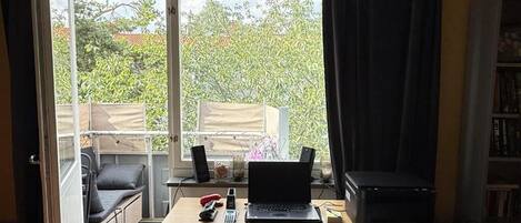 Classic Apartment, City View | Living area