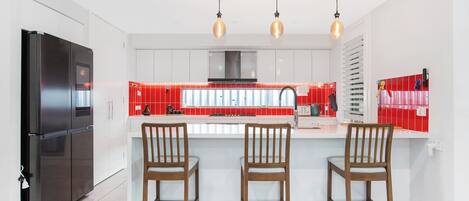 Een koelkast, een microgolfoven, een oven, een kookplaat