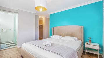 5 habitaciones, escritorio y tabla de planchar con plancha