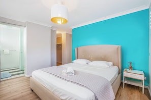 5 soveværelser, skrivebord, strygejern/strygebræt, weekendseng