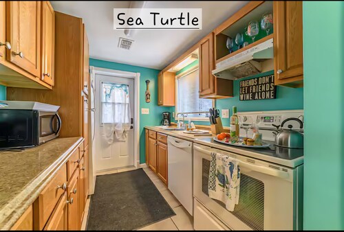 Port Canaveral/Space X/steps to Beach-2-bdrm/kitchen/living rm/sleeps 6