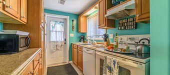 Port Canaveral/Space X/steps to Beach-2-bdrm/kitchen/living rm/sleeps 6