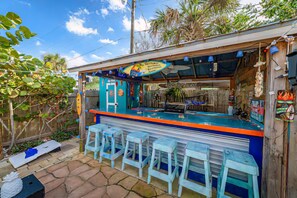 Bar (on property) - SEA TURTLE UNIT..2-bdrm/kitchen/living rm/sleeps 6 near Pt.Canaveral Cocoa Beach (Cocoa Beach)
