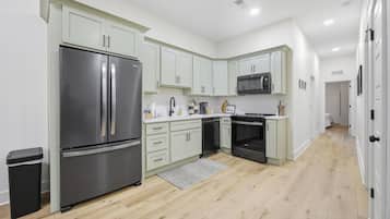 Een microgolfoven, een oven, een kookplaat, een vaatwasser