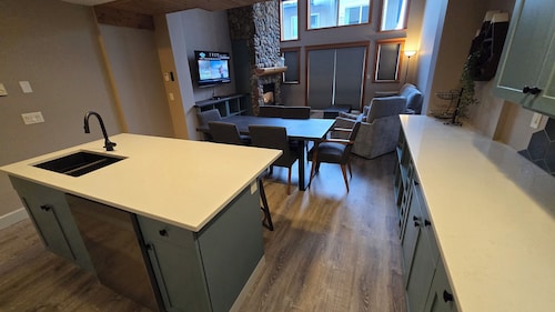 Prime location - Newly Renovated Ski in /Ski Out Townhome