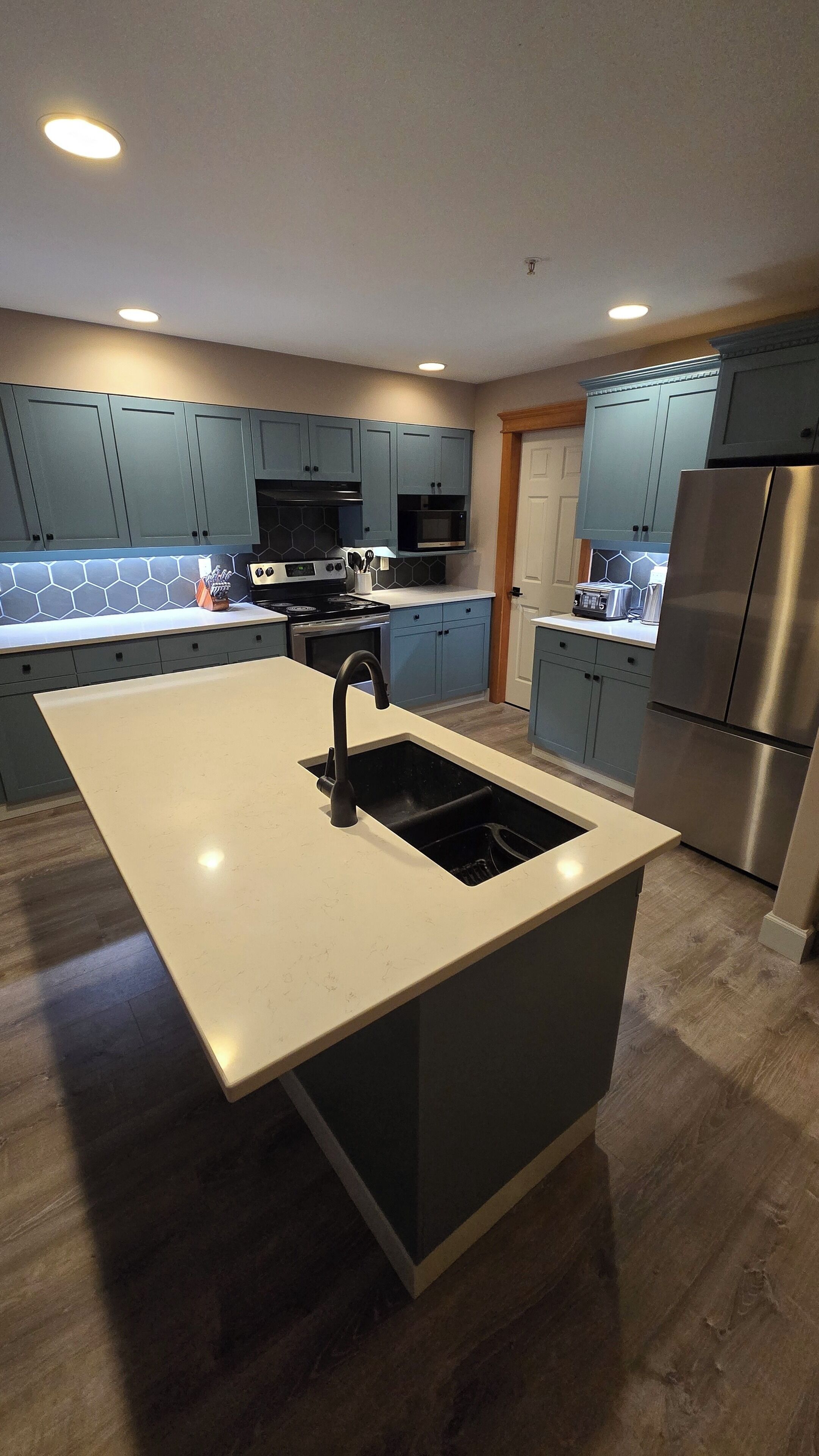 Kjøleskap, mikrobølgeovn, ovn og kokeplater