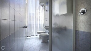 A bathroom with a shower, two toilets, and a sink. - Italianway Corso Lodi 121 (Milan)