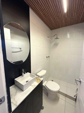 Haartrockner, Handtücher, Seife, Toilettenpapier